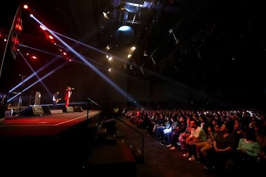 Escenario del Acto Central con el público