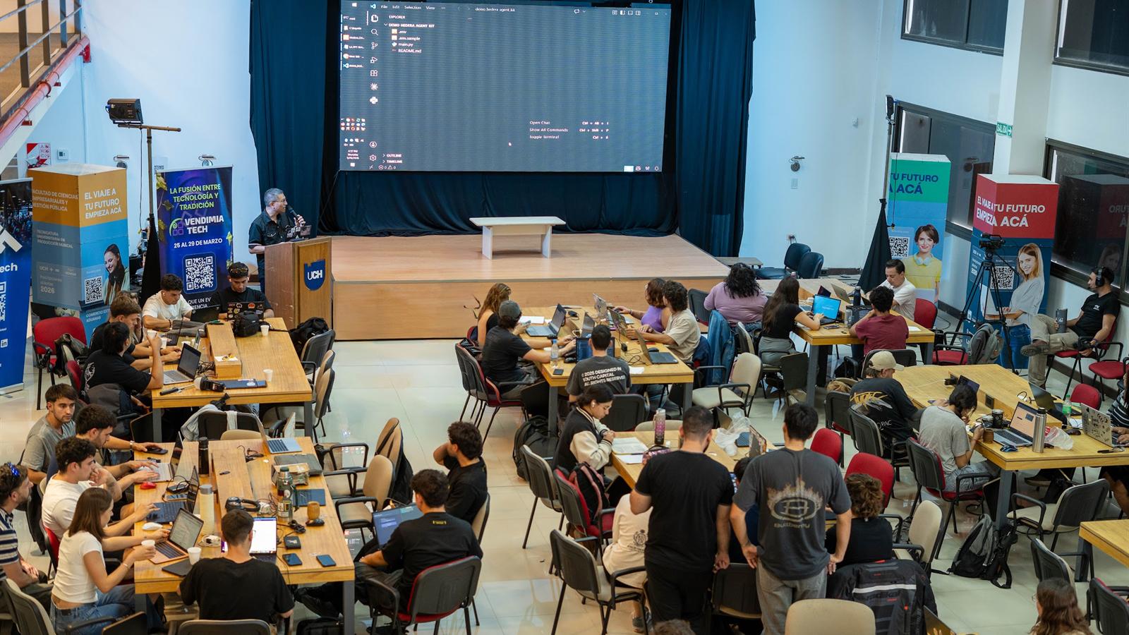 Participantes programando durante la hackatón de Vendimia Tech en la Universidad Champagnat